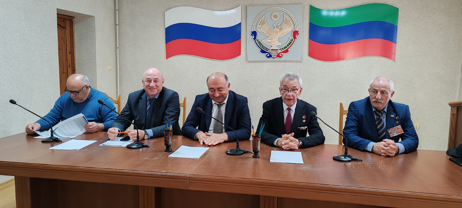 В рамках Всероссийской патриотической акции «Вахта Героев Отечества» сегодня в Кумторкалинском районе гостили герои России Владимир Легошин и Загид Загидов.